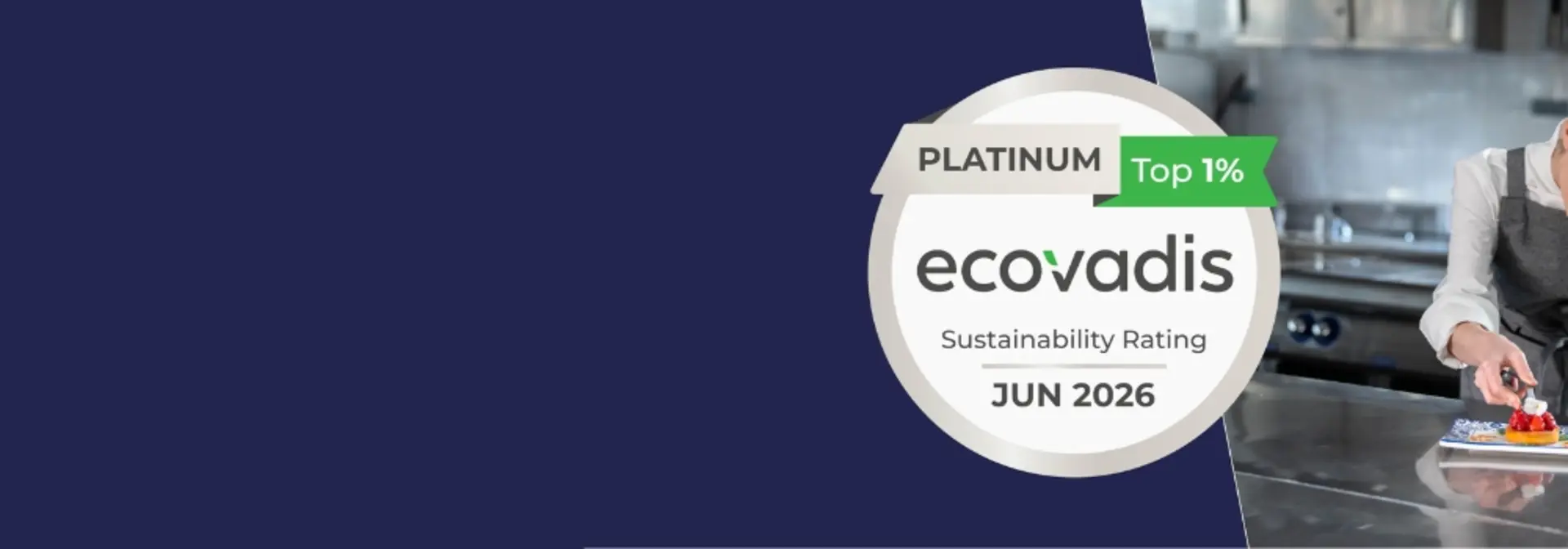 Pyöreä merkki sinistä taustaa vasten, merkin sisällä lukee: Ecovadis, Platinium top 1%