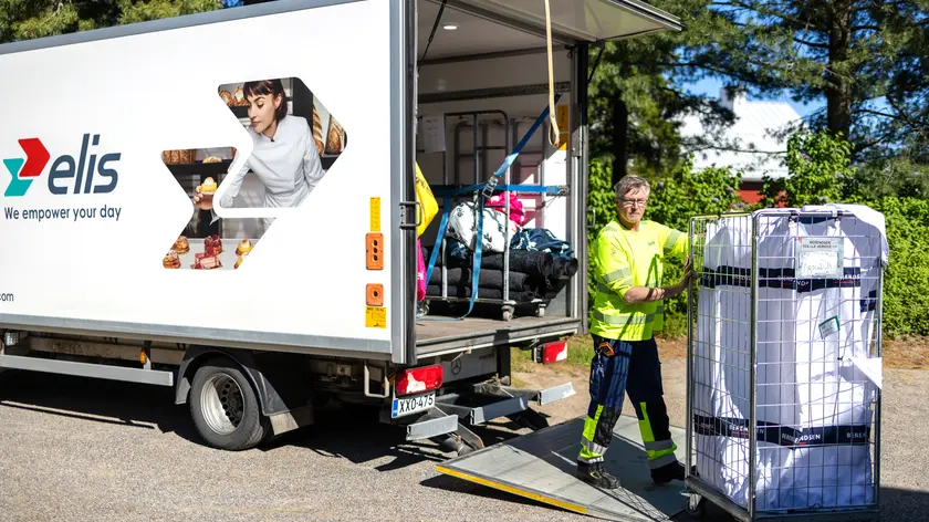 Mies kuljettaa rullakkoa.