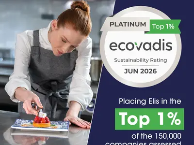 Kuvassa näkyy nainen asettelemassa leivokseen koristetta sekä Ecovadis merkki.