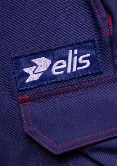 Siniset housut, joissa Elis-logo.